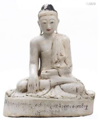 Bouddha birman en albâtre, XVIIIe. - Bouddha birman en albâtre, inscritions sur le [...]