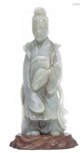 Guanyin en jade néphrite céladon reposant sur un socle en bois - Guanyin en jade [...]