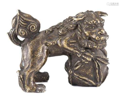 Petit shishi ou chien de Fô en bronze poussant une boule nouée - Petit shishi ou [...]