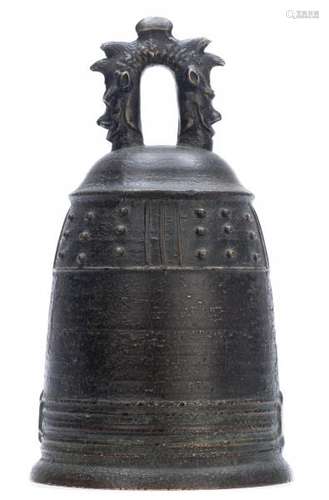 Cloche en bronze à patine noire - Cloche en bronze à patine noire, Chine.H. 21 cm [...]