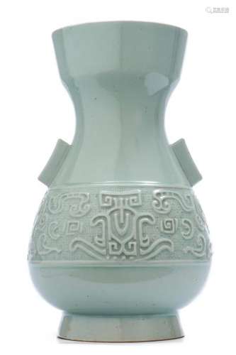 Vase céladon d'époque Qing 清朝 à frise archaïsante et décor d'un Taotie [...]