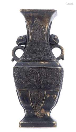 Vase en bronze quadrangulaire archaïsant en forme de dragon - Vase en bronze [...]