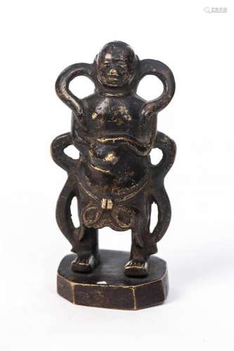 enfant debout sur un socle octogonal en bronze à patine brune - enfant debout sur un [...]