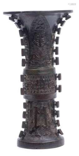 Vase en bronze de Chine Gu de style archaïsant à patine brune - Vase en bronze de [...]