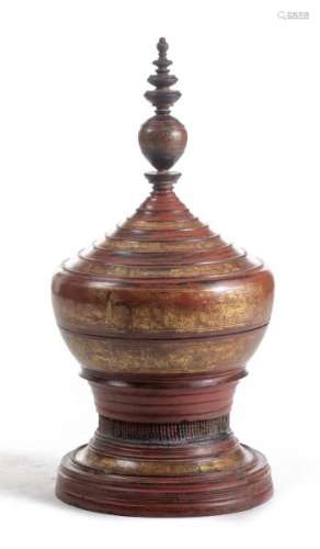 Boîte en laque de Birmanie - Boîte en laque birmane sur pied peinte de motifs or [...]