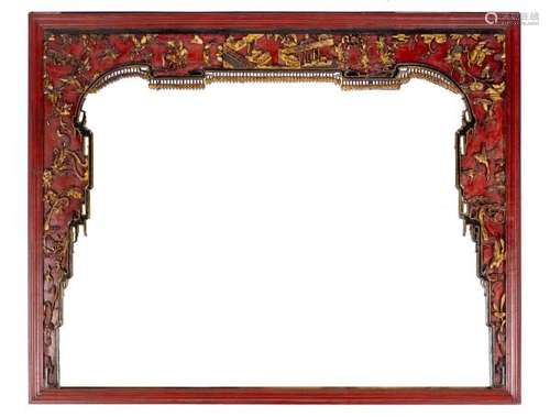 Miroir en bois sculpté et peint en rouge, noir et or, à encadrement à décor de [...]