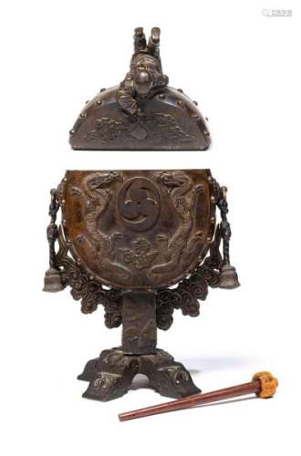 Gong Boîte en bronze du Japon - Gong Boîte en bronze du Japon sur un pied central [...]