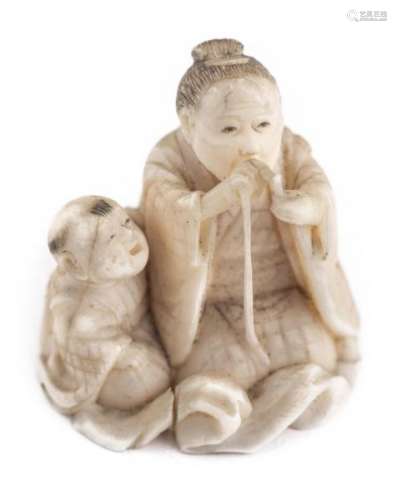 Netsuke en ivoire du Japon représentant une vieille femme et un enfant assis - [...]