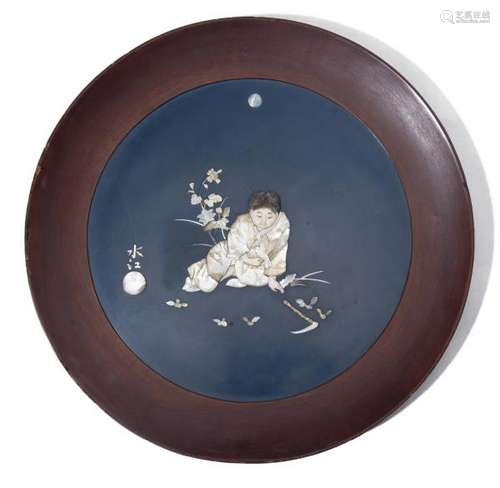 Plat en laque du Japon - Plat en laque du Japon à décor en nacre et ivoire d'un [...]