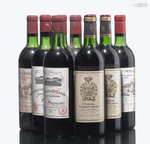 8 bouteilles de Bordeaux - 8 bouteilles de Bordeaux comprenant :- Carbonnieux 1966, [...]
