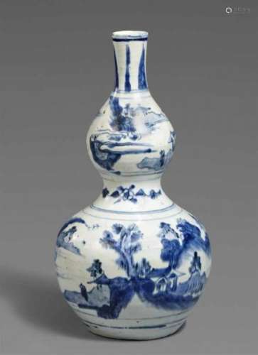 An Arita double-gourd vase. Late 17th centuryPainted in underglaze-blue with [...]