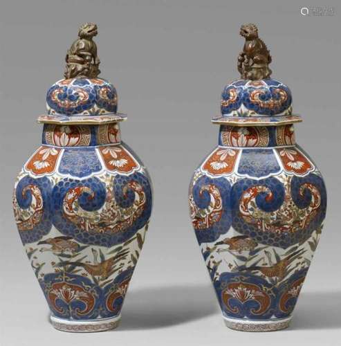 A pair of Samson lidded baluster vases. 19th centuryOf octagonal shape, painted in [...]