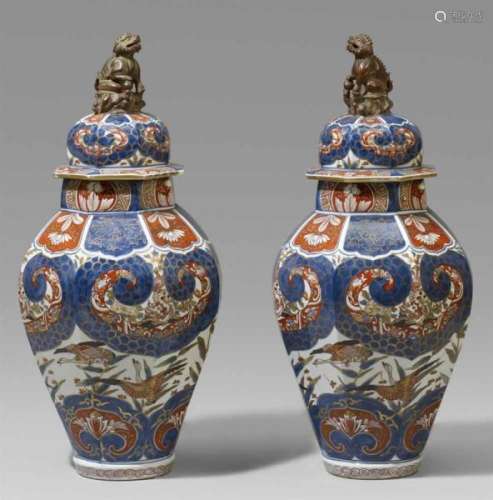 A pair of Samson lidded baluster vases. 19th centuryOf octagonal shape, painted in [...]