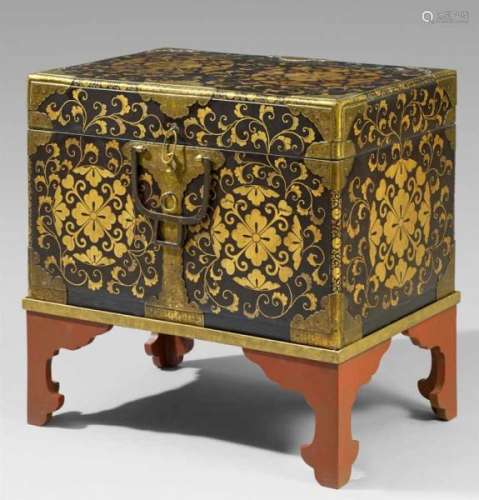 A large lacquer chest. 17th/18th centuryThe body and lid covered with large [...]