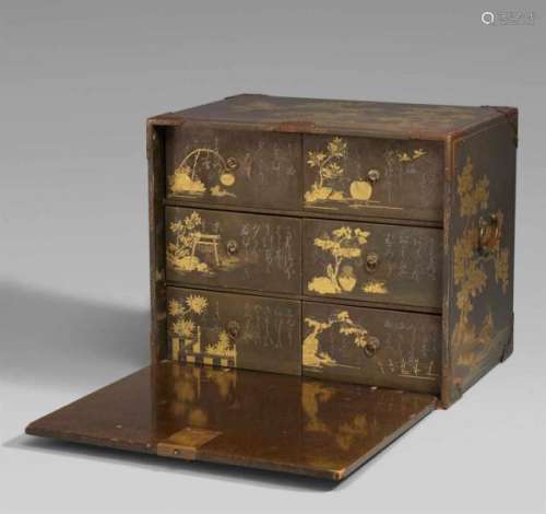 A lacquer cabinet (sage dansu). 17th/18th centuryDecorated to all sides with camellia [...]