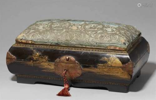 A lacquer sewing box. 17th/18th centuryOf oblong shape on a rectangular frame with [...]