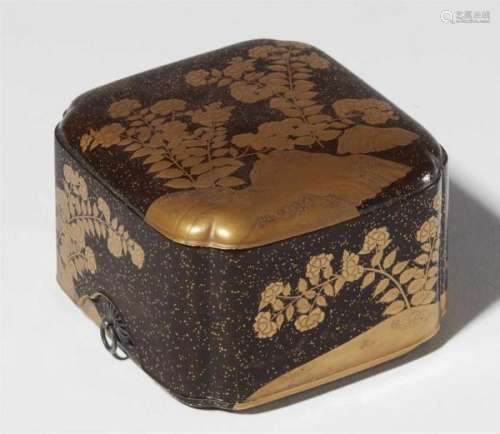 A small lidded lacquer box. 19th centuryDisplaying flowering branches by rocks in [...]