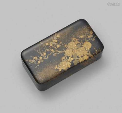 A lacquer box. Kyoto. Late 19th centuryDisplaying a blossoming plum tree and [...]
