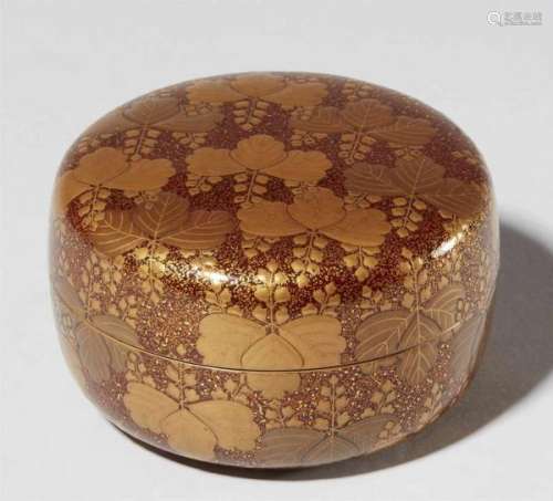 A small round lidded lacquer box. Meiji periodDisplaying kiri leaves and flowers, [...]