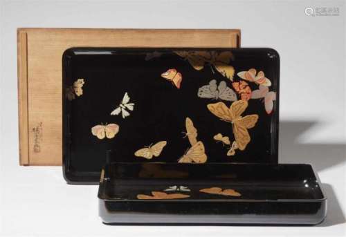 Two lacquer trays for kimono. Late 19th centuryFitting into each other and with [...]