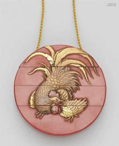 A round three-case inrô. Late 18th/early 19th centuryDisplaying a rooster and a hen [...]