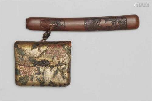 Tabako-ire and kiseruzutsu. 19th centuryThe pouch of gold leather with flower sprays [...]