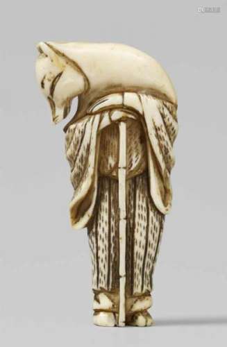An ivory netsuke of Hyakuzôsu. Early 19th centuryLooking down, head turned, dressed [...]