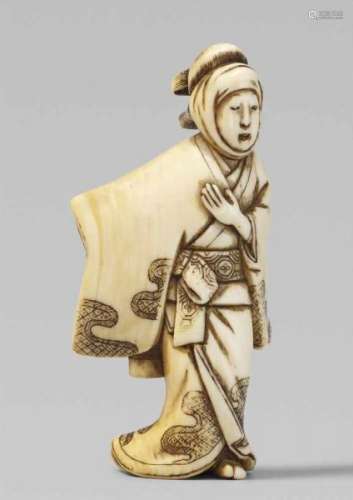An ivory netsuke of a female dancer, by Ikkôsai. 19th centuryIn dancing posture, [...]