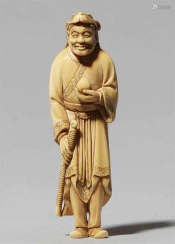 An ivory netsuke of a standing man. Late 19th centuryWith a sword and a jewel in his [...]