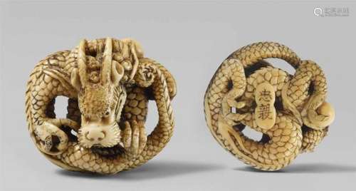 A fine ivory netsuke of a coiled dragon. Late 18th/early 19th centuryA fine ivory [...]