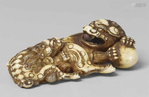 An ivory netsuke of two shishi. First half 19th centuryBoth reclining, the hissing [...]