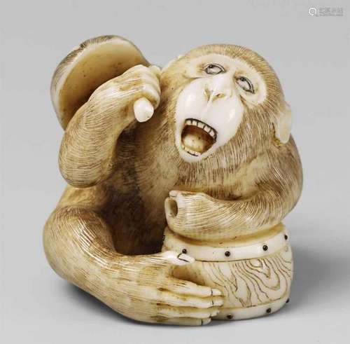 An ivory netsuke of a monkey with a mask and a drum. Late 19th centuryBent over a [...]