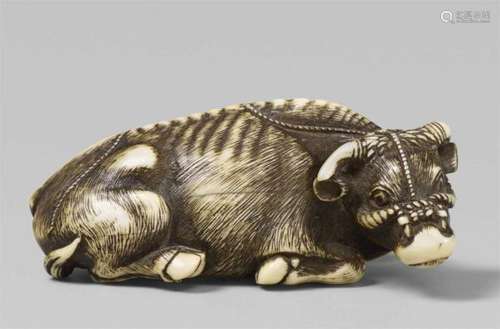 An ivory netsuke of an ox. First half 19th centuryRecumbent, with a long rope placed [...]