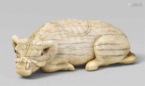 An ivory netsuke of an ox. 19th centuryRecumbent, with a very thin rope running over [...]