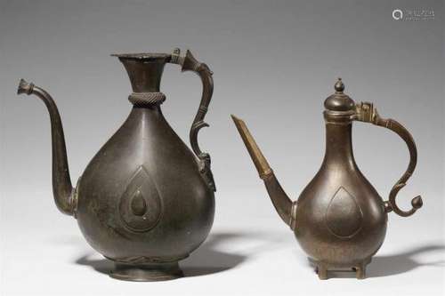 Two Indian-Mughal pear-shaped bronze ewers (aftaba). 18th/19th centurya) On an oval [...]