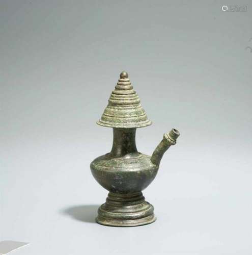 A Khmer bronze ewer. Cambodia. 12th/13th centuryOf rounded shape on a molded foot [...]