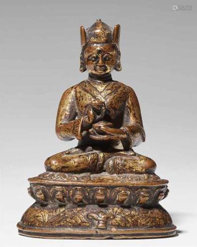 A Tibetan bronze figure of Padmasambhava. 17th/18th centurySeated on a lotus base [...]