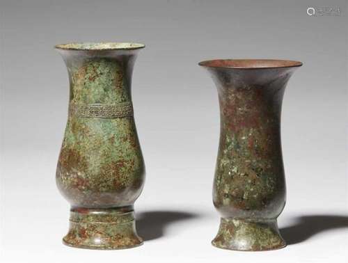 Two small bronze drinking vessels. Early Western Zhou dynasty, ca. 11./10. Jh. v. [...]