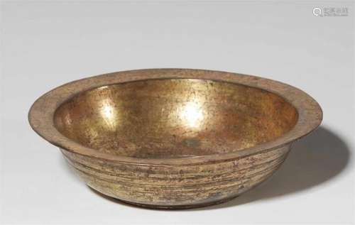 A gilded bronze bowl. Zhou dynastyTo the outside two undecorated narrow friezes and [...]