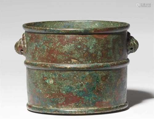 A bronze incense burner. Ming dynasty or laterOf round shape, the cylindrical body [...]