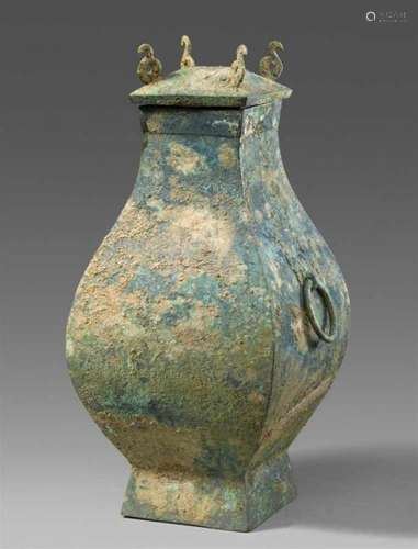 A lidded bronze vase of fanghu type. Han-Zeit (206 v.Chr.-220 n.Chr.)Pear-shaped with [...]