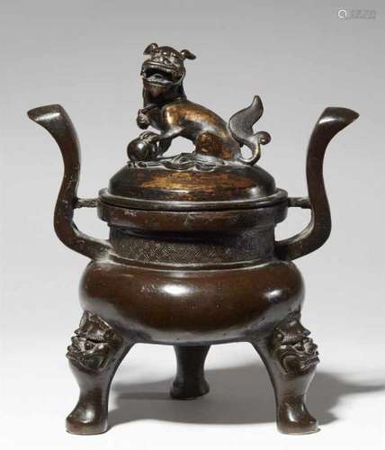 A bronze tripod incense burner. Ming dynastyOn three cabriole legs emerging from lion [...]