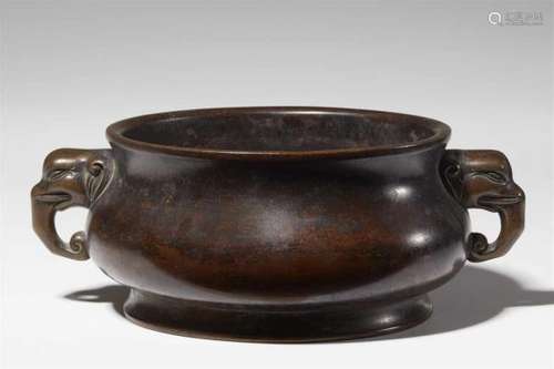 A large bronze incense burner. Qing dynastyOf bulbous globular shape with an everted [...]