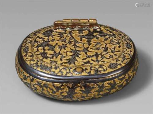 A partly gilt bronze sawasa tobacco box. 18th centuryOf flat oval shape, on the lid [...]