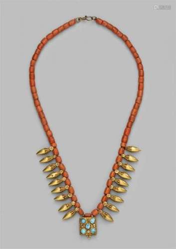 An Uzbekistan coral and gold necklace. Probaly Buchara. Around 1900Consisting of [...]