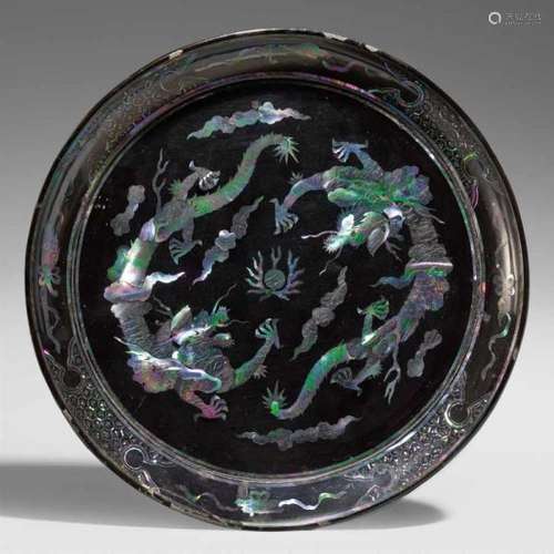 A black lacquer dish with mother-of-pearl inlays. Ryûkyû. 17th/18th [...]