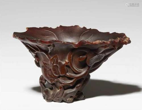 A rhinozeroshorn cup. 18th/19th centuryIn shape of a lotus leaf, carved to the [...]