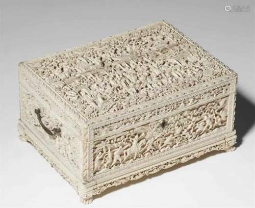 A Canton ivory work box. Ca. 1830Of rectangular shape, and on four lion paw's feet, [...]