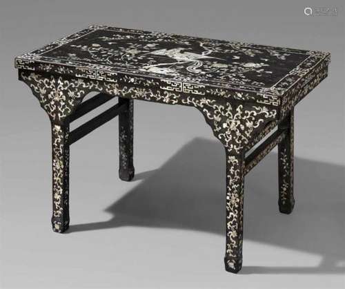 A large mother of pearl inlaid lacquer table. Late Qing dynastyOn four square legs [...]