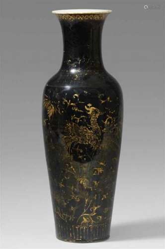 A mirror-black-glazed vase. Qing dynasty (1644-1911)A slender vase with a [...]